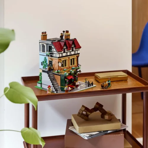 LEGO® Icons Tudor Corner - Image 4