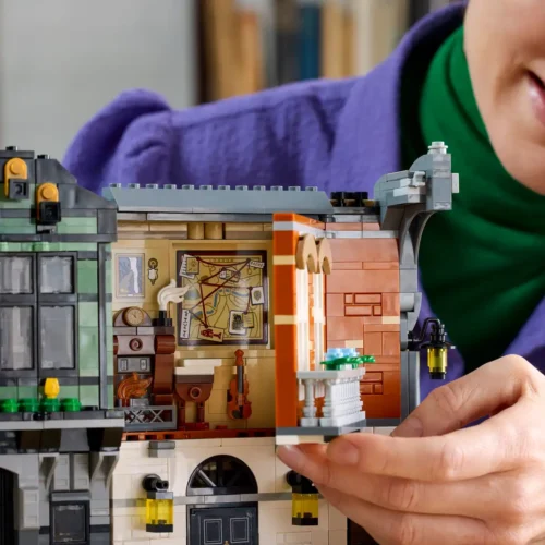 LEGO® Icons Sherlock Holmes: Book Nook - Image 4